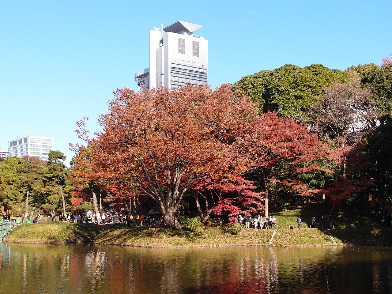 小石川後楽園の池に映る紅葉