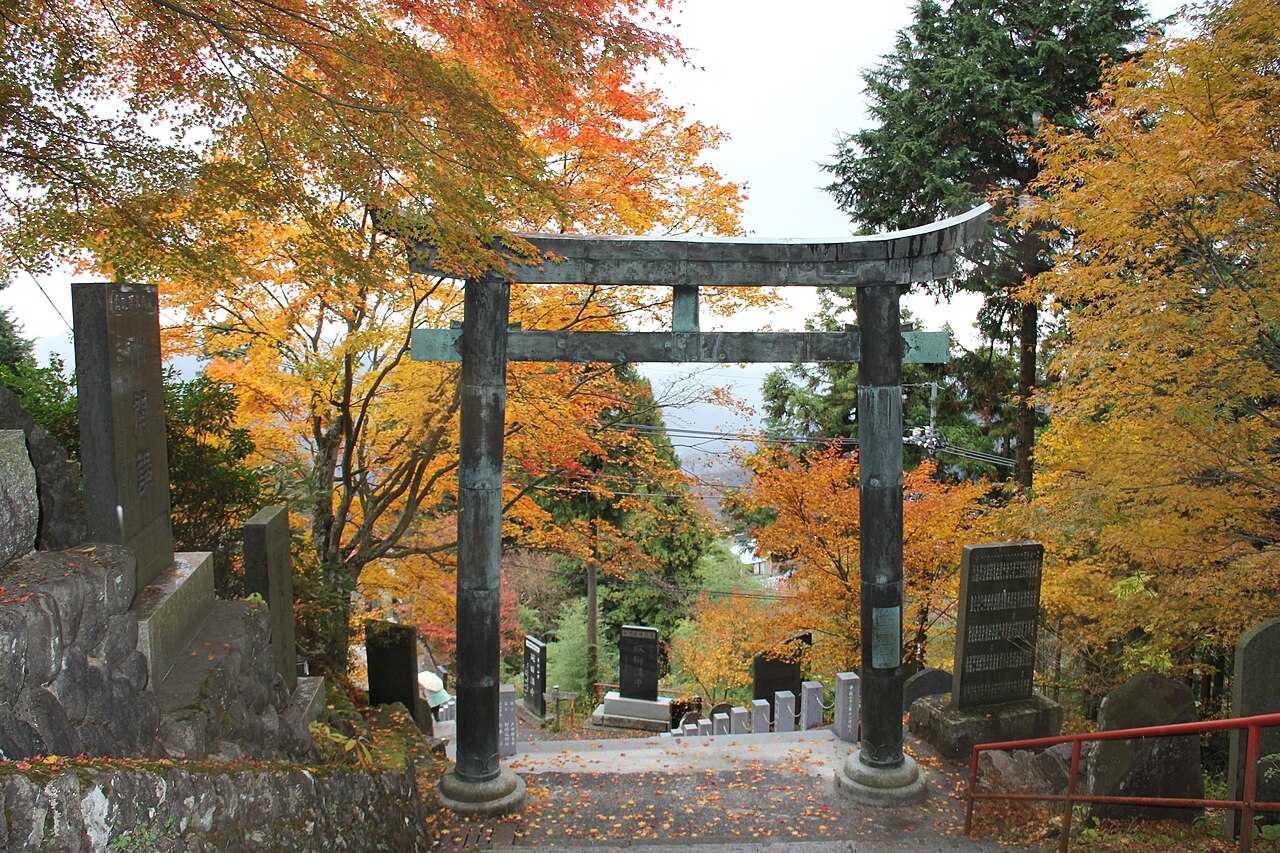 御岳山の鳥居と黄葉