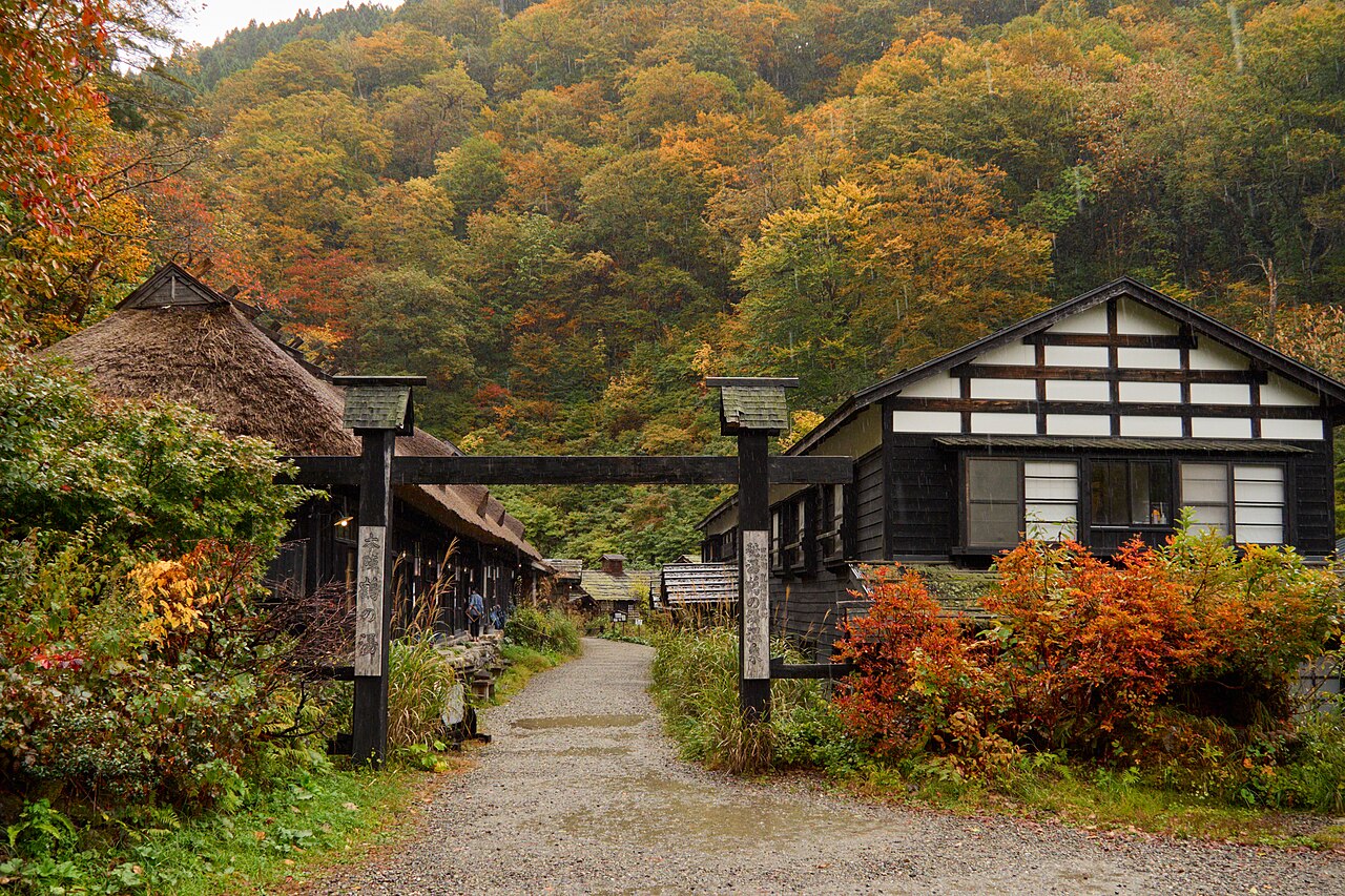 日本の紅葉露天風呂:紅葉シーズンに訪れたい絶景温泉10選