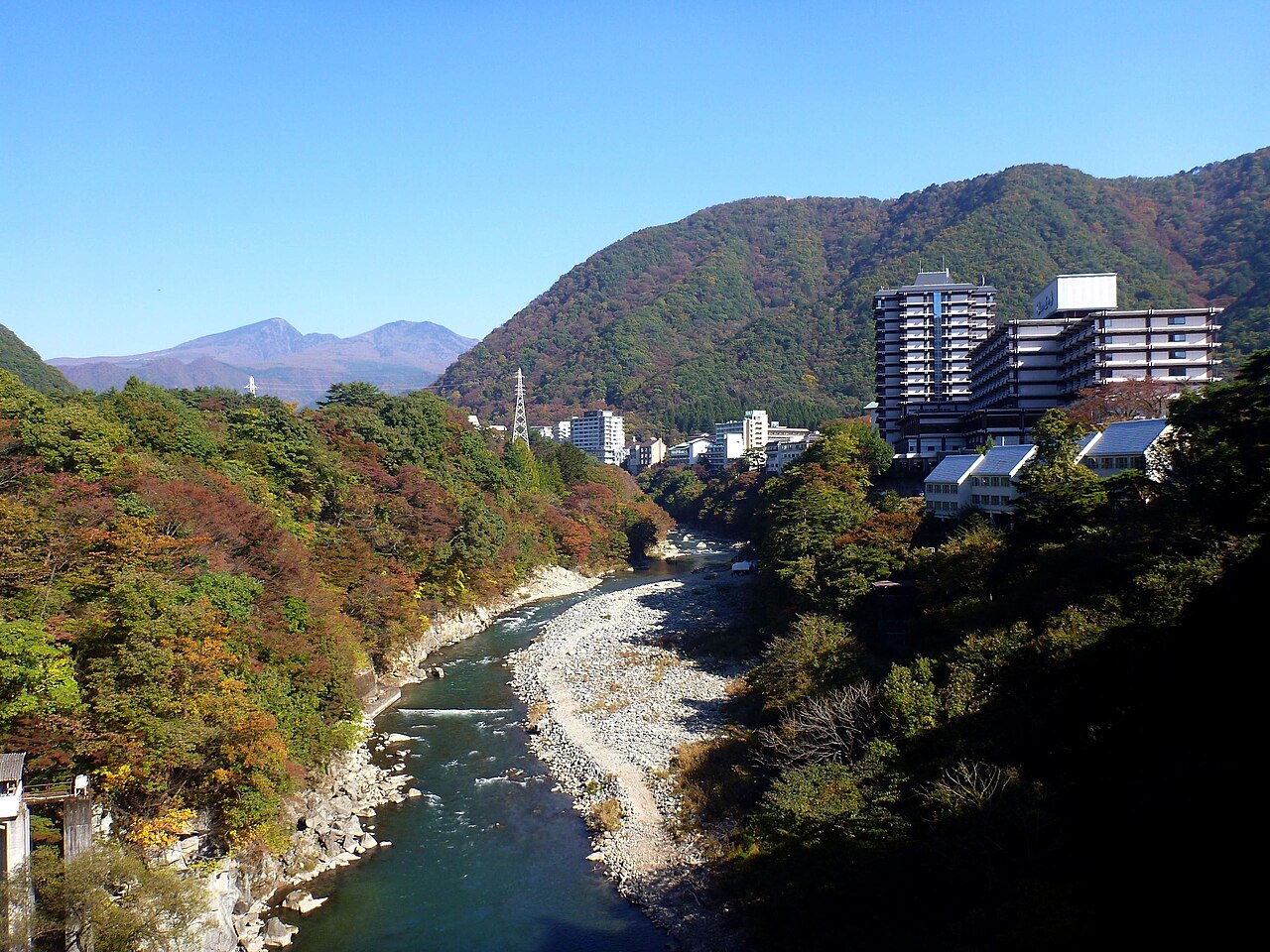鬼怒川温泉と鬼怒川の秋