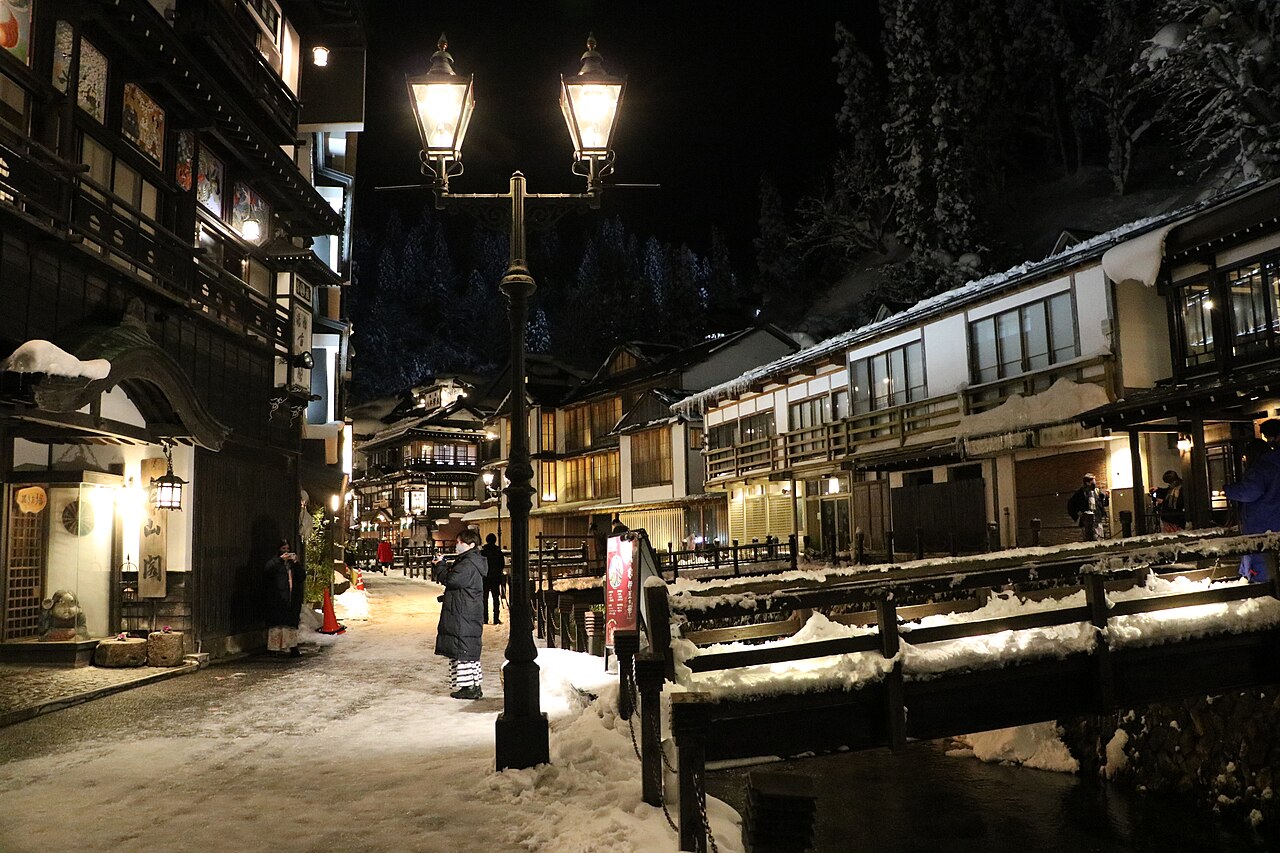 銀山温泉の木造旅館街