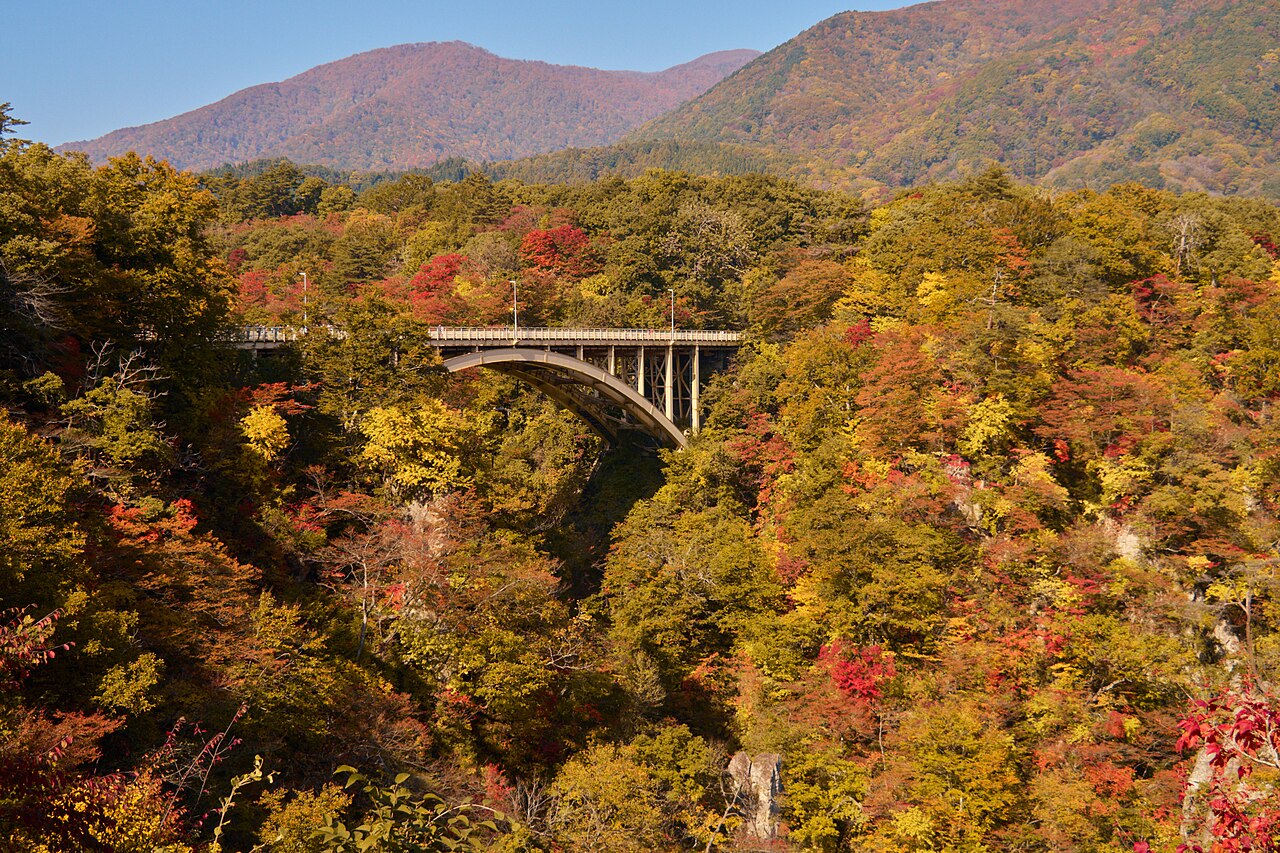 鳴子峡と大深沢橋の紅葉