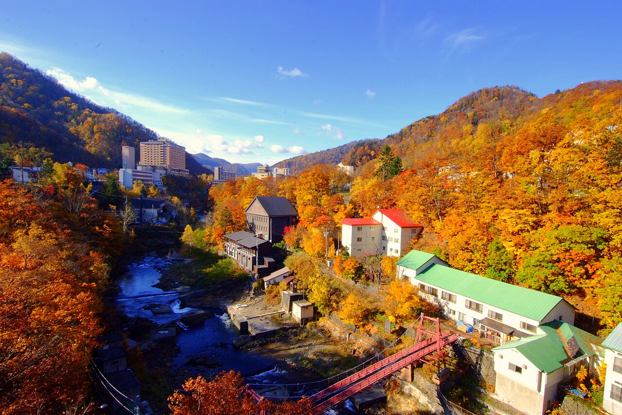 定山渓大橋と秋の定山渓