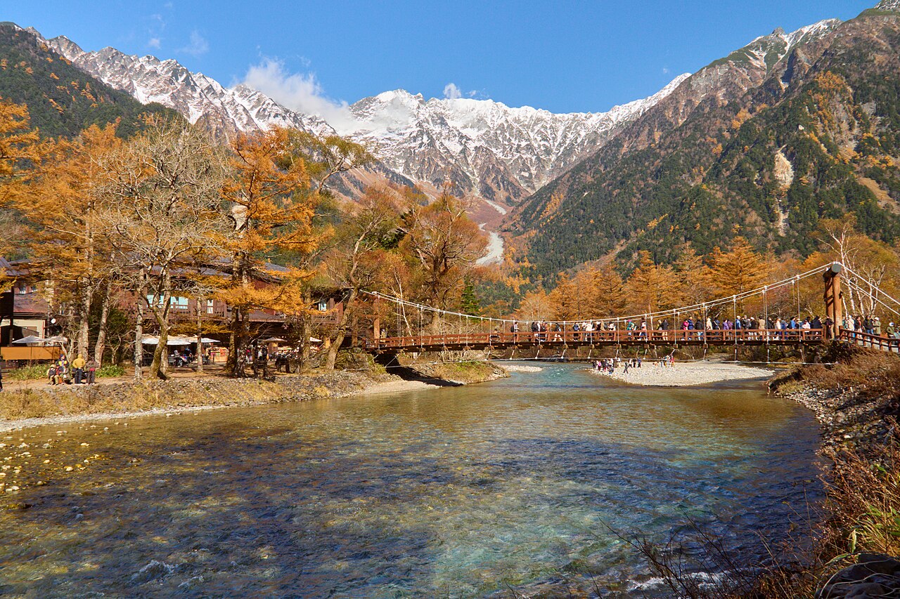 北アルプスの下の黄葉の上高地