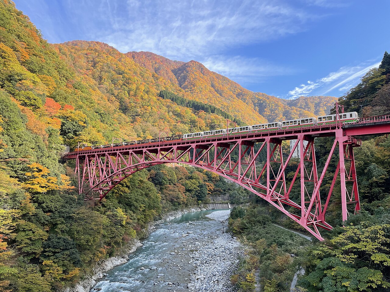 新山彦橋を渡る黒部峡谷トロッコ電車