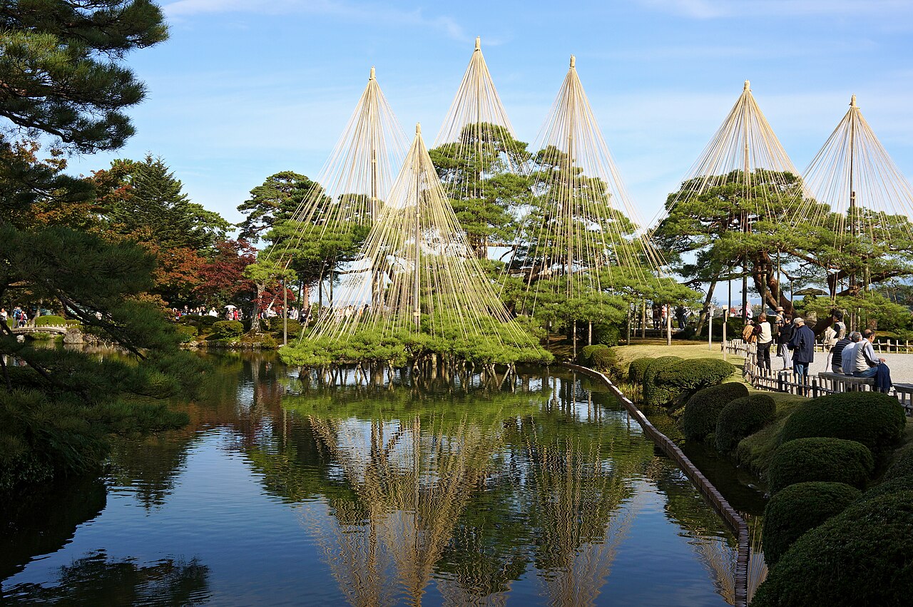 兼六園の池と雪吊り