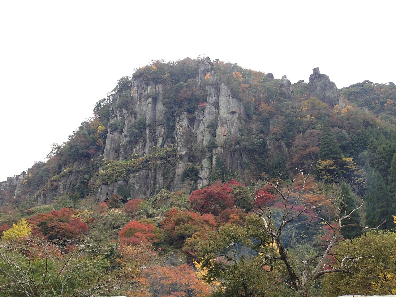 耶馬渓・一目八景の岩峰と紅葉